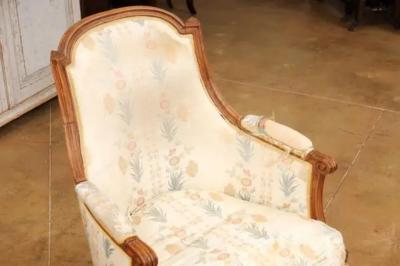 French Louis XVI Period Late 18th Century Walnut Berg re Chair with Curving Back