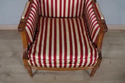 French Louis XVI Style Walnut Berg res Oreilles with Fluted Legs a Pair