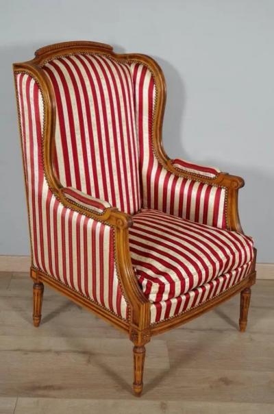 French Louis XVI Style Walnut Berg res Oreilles with Fluted Legs a Pair