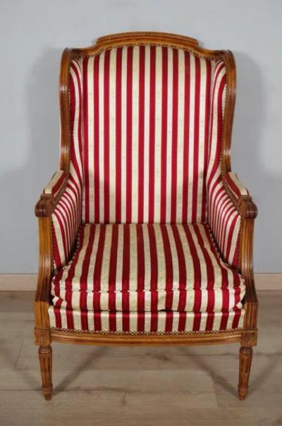 French Louis XVI Style Walnut Berg res Oreilles with Fluted Legs a Pair