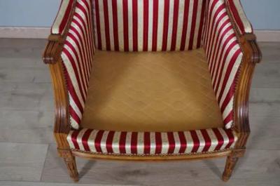 French Louis XVI Style Walnut Berg res Oreilles with Fluted Legs a Pair