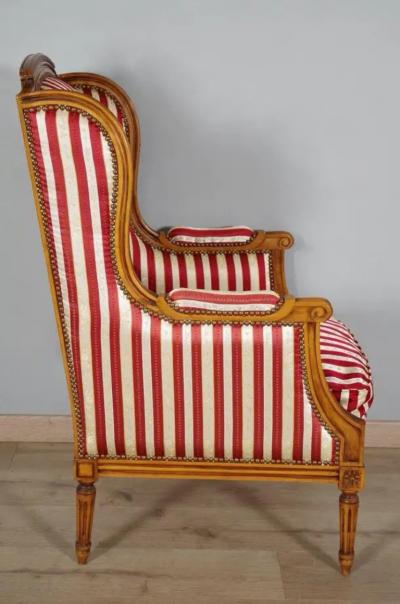 French Louis XVI Style Walnut Berg res Oreilles with Fluted Legs a Pair