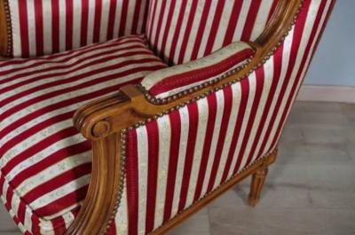 French Louis XVI Style Walnut Berg res Oreilles with Fluted Legs a Pair