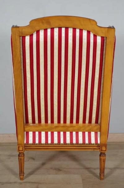 French Louis XVI Style Walnut Berg res Oreilles with Fluted Legs a Pair