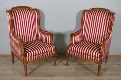 French Louis XVI Style Walnut Berg res Oreilles with Fluted Legs a Pair