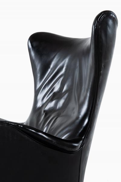 Frits Henningsen Easy Chair Produced by Cabinetmaker Frits Henningsen in Denmark