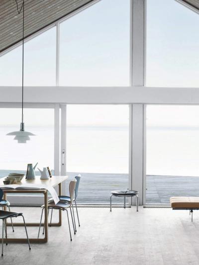Fritz Hansen ESSAY 8 TABLE IN SOLID OAK