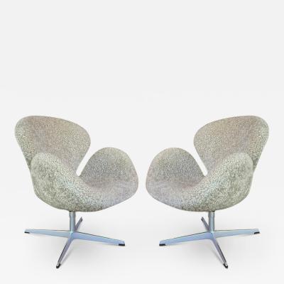 Fritz Hansen PAIR OF SWAN CHAIRS IN MOONLIGHT SHEARLING