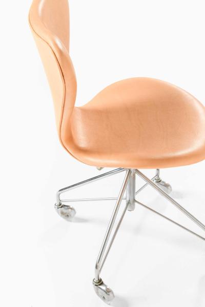 Fritz Hansen Pair of Arne Jacobsen Office Chairs in Steel and Leather by Fritz Hansen 1960s