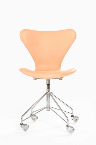 Fritz Hansen Pair of Arne Jacobsen Office Chairs in Steel and Leather by Fritz Hansen 1960s