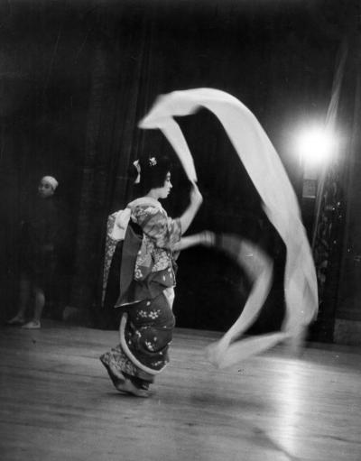 Fritz Henle Dancing Geisha Japan