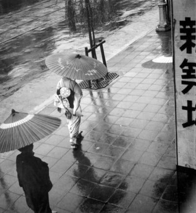 Fritz Henle Rainy Day with Geisha and Umbrella Japan