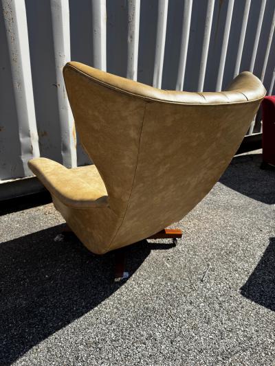 G Plan Vintage Creme Tufted Leather G Plan Swivel Lounge Chair and Ottoman