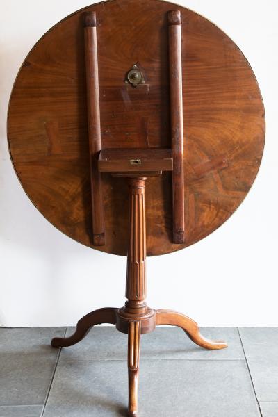 GEORGE III FLAME MAHOGANY TILT TOP TRIPOD TABLE Circa 1790