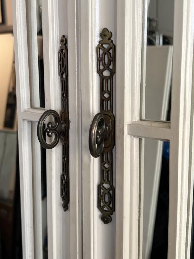 GLAMOROUS PAIR OF HOLLYWOOD REGENCY PAGODA FORM MIRRORED WALL CABINETS