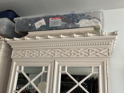 GLAMOROUS PAIR OF HOLLYWOOD REGENCY PAGODA FORM MIRRORED WALL CABINETS