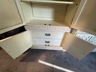 GLAMOROUS PAIR OF HOLLYWOOD REGENCY PAGODA FORM MIRRORED WALL CABINETS