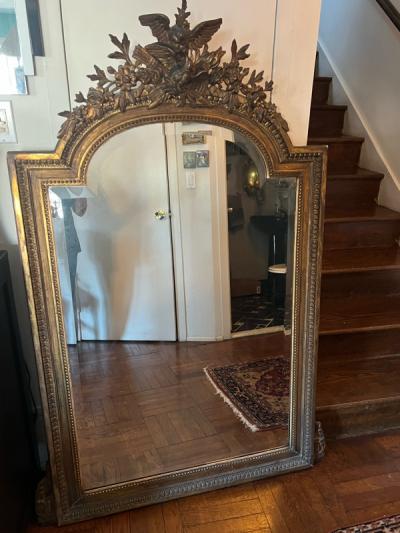 GRAND 19TH CENTURY GILTWOOD MIRROR WITH BIRD ARROWS TORCH CREST