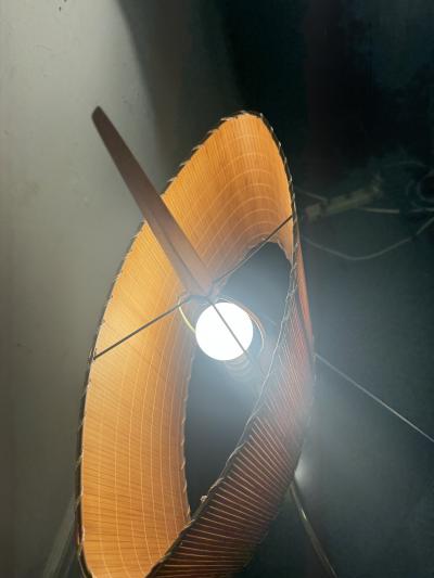 GREAT MODERNIST MID CENTURY WOOD BRASS ABSTRACT LAMP WITH ORIGINAL SHADE