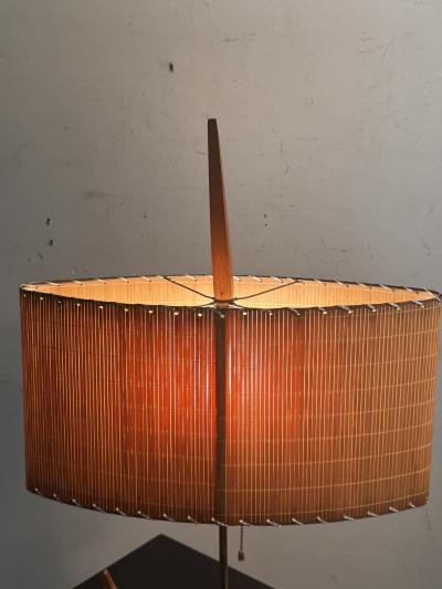 GREAT MODERNIST MID CENTURY WOOD BRASS ABSTRACT LAMP WITH ORIGINAL SHADE