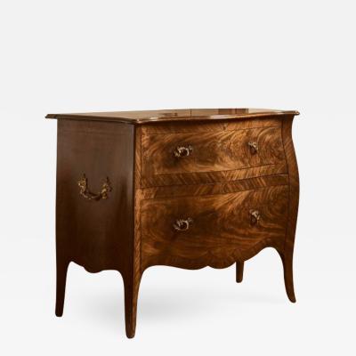 Georgian English Hepplewhite Period Serpentine Mahogany Commode Chest