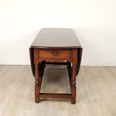 Georgian Oak or Elm Round Dropleaf Table England circa 1720