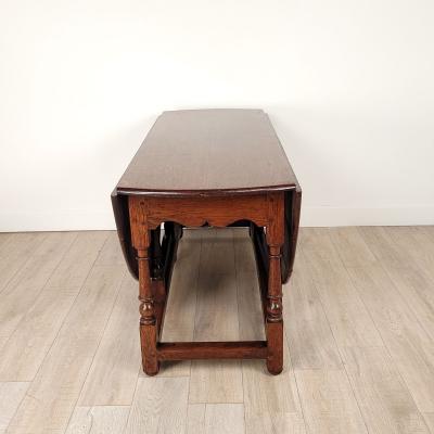 Georgian Oak or Elm Round Dropleaf Table England circa 1720