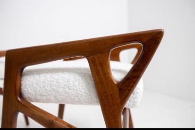 Gio Ponti Gio Ponti PAIR OF ITALIAN STOOLS IN WALNUT AND CREAM BOUCLE