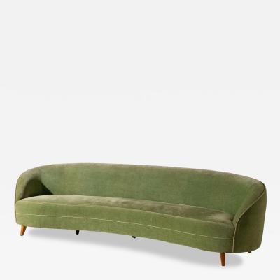 Gio Ponti Large curved sofa in wood and green velvet in the style of Gio Ponti Italy 1950s