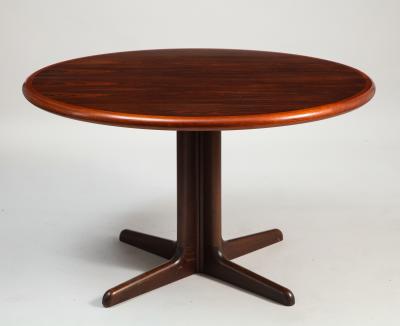 Gudme M belfabrik Danish Modern rosewood dining table with two leaves by Gudme Mobelfabrik