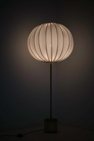 Hans Agne Jakobsson Mid Century Floor Lamp in Brass Fabric by Hans Agne Jakobsson 1950s
