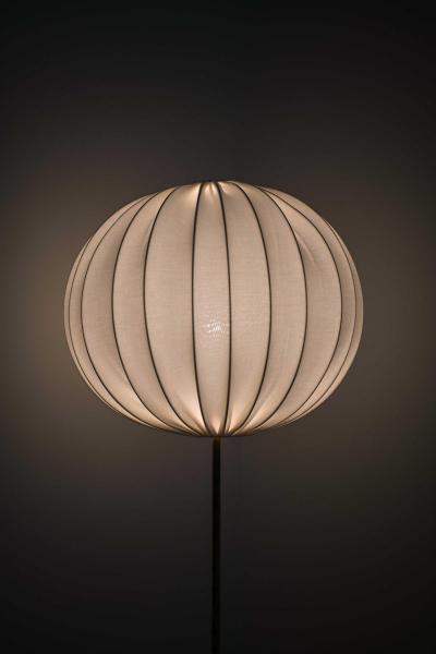 Hans Agne Jakobsson Mid Century Floor Lamp in Brass Fabric by Hans Agne Jakobsson 1950s