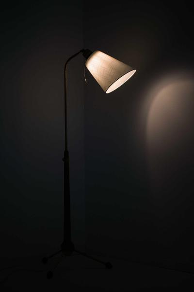 Hans Bergstr m Scandinavian Modern Floor Lamp in Brass Mahogany by Hans Bergstr m 1940s