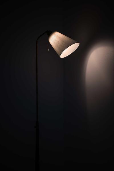 Hans Bergstr m Scandinavian Modern Floor Lamp in Brass Mahogany by Hans Bergstr m 1940s