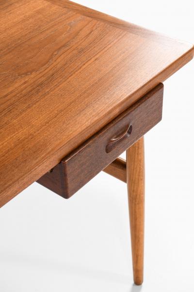 Hans Wegner Desk Model JH 563 Produced by Cabinetmaker Johannes Hansen