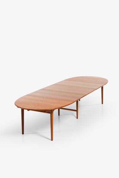 Hans Wegner Dining Table Model JH 567 Produced by Cabinetmaker Johannes Hansen