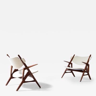 Hans Wegner Pair of CH 28 Sawbuck armchairs with teak wood frame and fabric upholstery