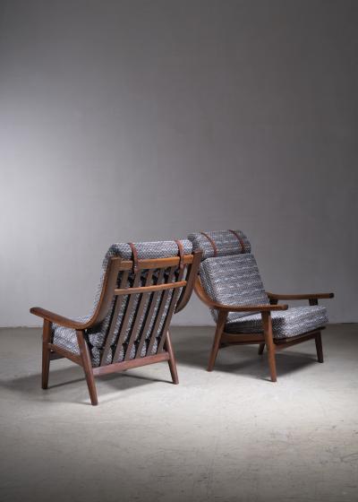 Hans Wegner Pair of Hans Wegner oak lounge chairs