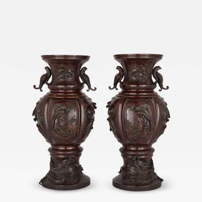 Hashimoto Isshi Pair of very fine Meiji period patinated bronze vases by Hashimoto Isshi