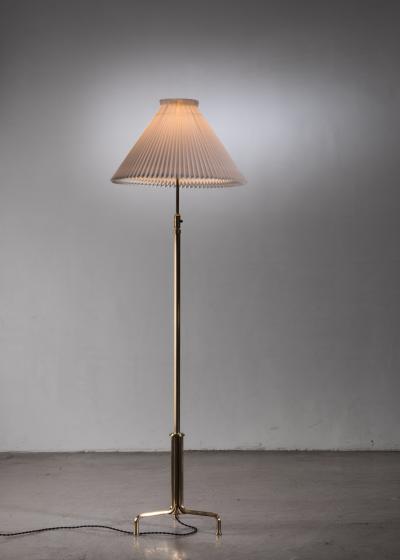 Height adjustable floor lamp