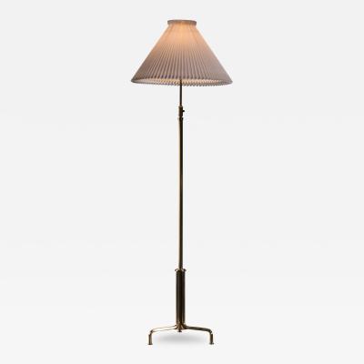 Height adjustable floor lamp