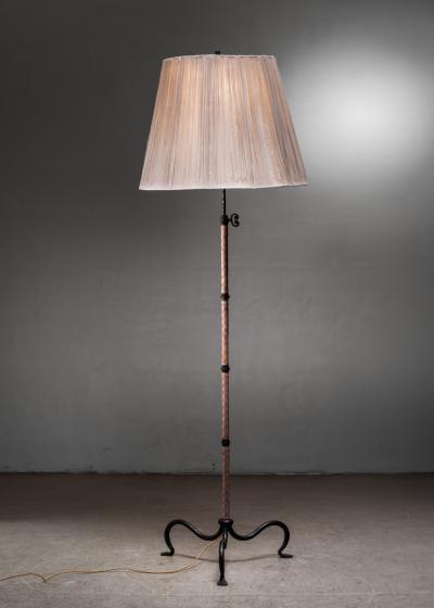 Height adjustable floor lamp