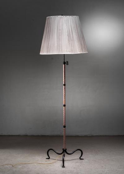 Height adjustable floor lamp