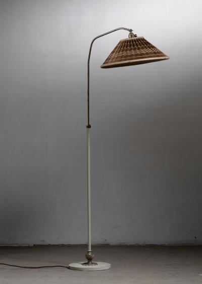 Height adjustable floor lamp