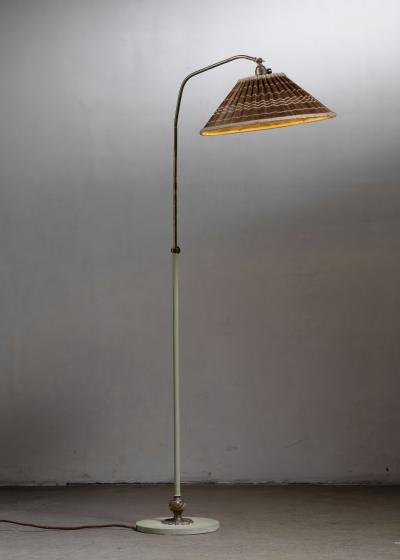Height adjustable floor lamp