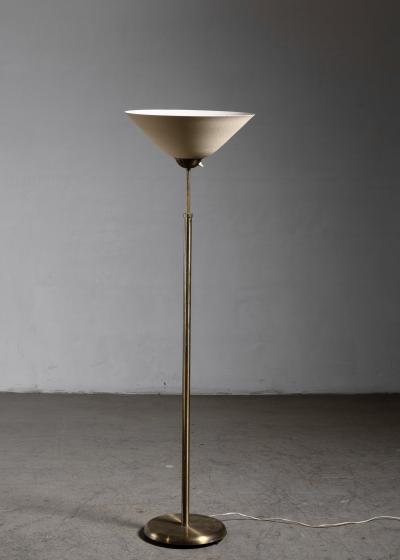 Height adjustable floor lamp
