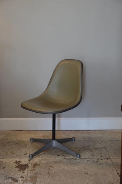 Herman Miller Set of Three Vintage Swiveling Chairs by Eames for Herman Miller