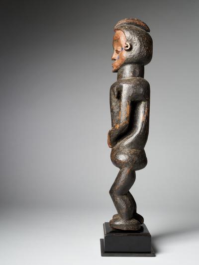 Holo People DRC Female Holo statue Mvunzi with traces of Polychrome