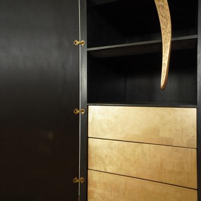 Hoon Moreau LA GRIFFE DU TEMPS II Bronze and sculpted oak cabinet