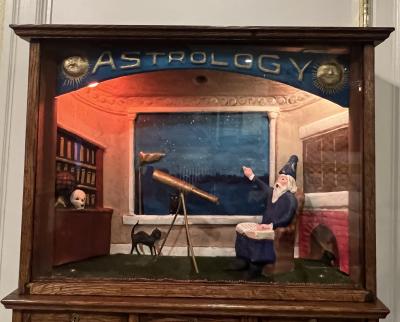 ILLUMINATED CHARMING MYSTERIOUS 1920S 1 CENT ASTROLOGY MACHINE WITH WIZARD